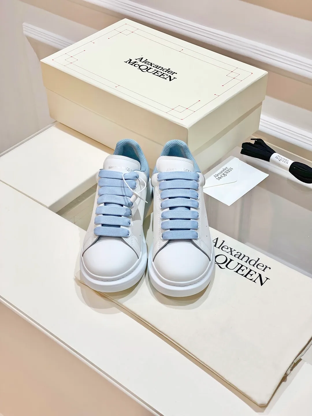 👟👟Ex-factory price 560👟👟 𝐀𝐥𝐞𝐱𝐚𝐧𝐝𝐞𝐫 𝐌𝐜𝐐𝐮𝐞𝐞𝐧A must-have for going out ~ full of confidence. McQueen white shoes are versatile and can instantly elongate your proportions. The long legs that fill the screen make you confident, sweet and cool, and can be controlled by both male and female gods, making you look better as you wear them. ⭐Shoe upper material: first-layer cowhide ⭐Shoe lining material: sheepskin ⭐Available sizes: 35-40, male 39-45 (female 40, male 45 customized)